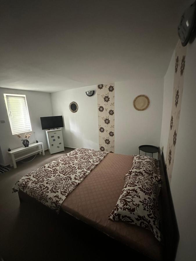 Camere De Inchiriat David Casa David คอร์บู ภายนอก รูปภาพ